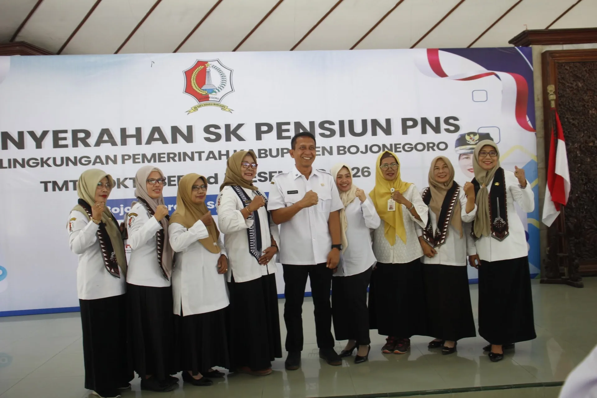 Bupati Bojonegoro serahkan SK Pensiun kepada 76 PNS