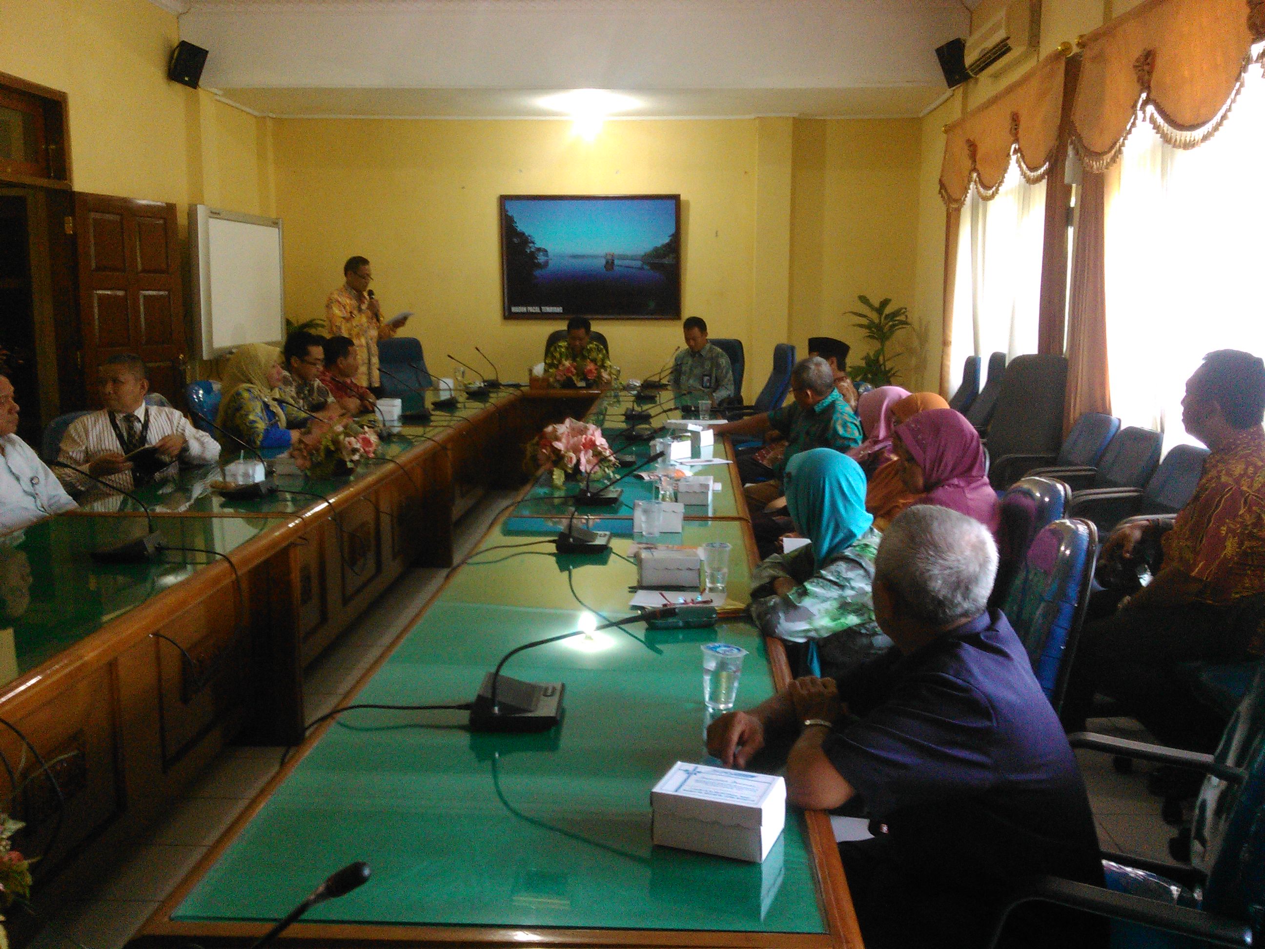 Penyerahan SK Pensiun TMT 01 Februari 2015