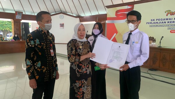 Bupati Bojonegoro Anna Mu'awannah serahkan SK PPPK Guru Tahap ll di Pendopo Malowopati