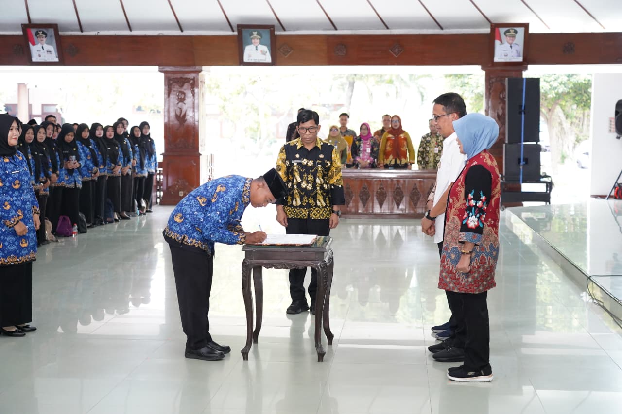 Penyerahan SK Perpanjangan PPPK Tahun 2021